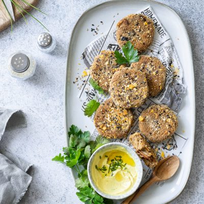 Mini burger di ceci e melanzane con pomodori secchi e olive nere