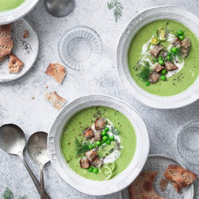 Zuppa “scandinava” di piselli e porri con pane croccante