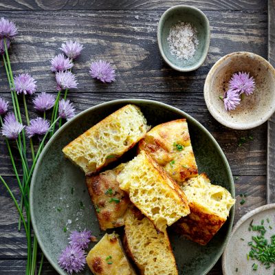 Focaccia allo zafferano ed erba cipollina