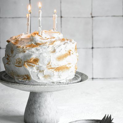 Birthday cake meringata alle mandorle, limone e cocco